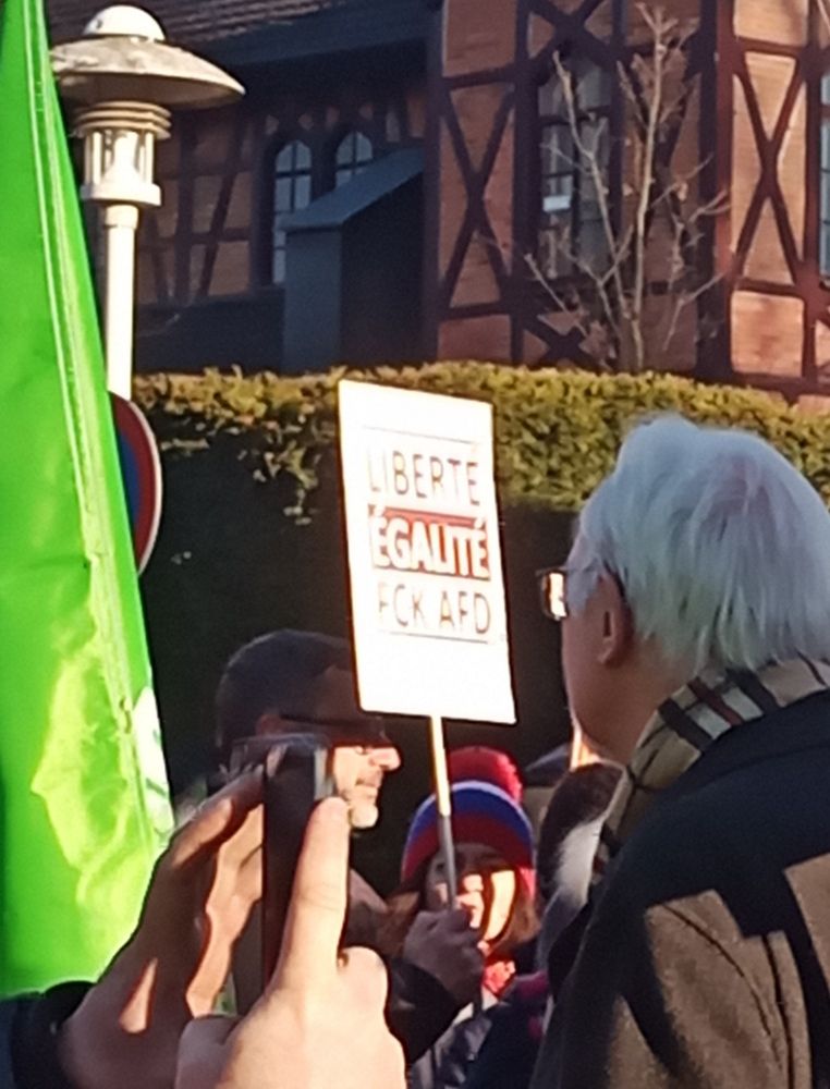 Demo-Schild: Liberté, Égalité, FCKAFD