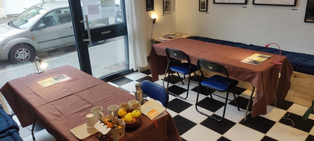 Salle preparée pour l atelier d'ecriture, tables chaises corbeille de fruits et lampes. Dans les locaux des editions grevis