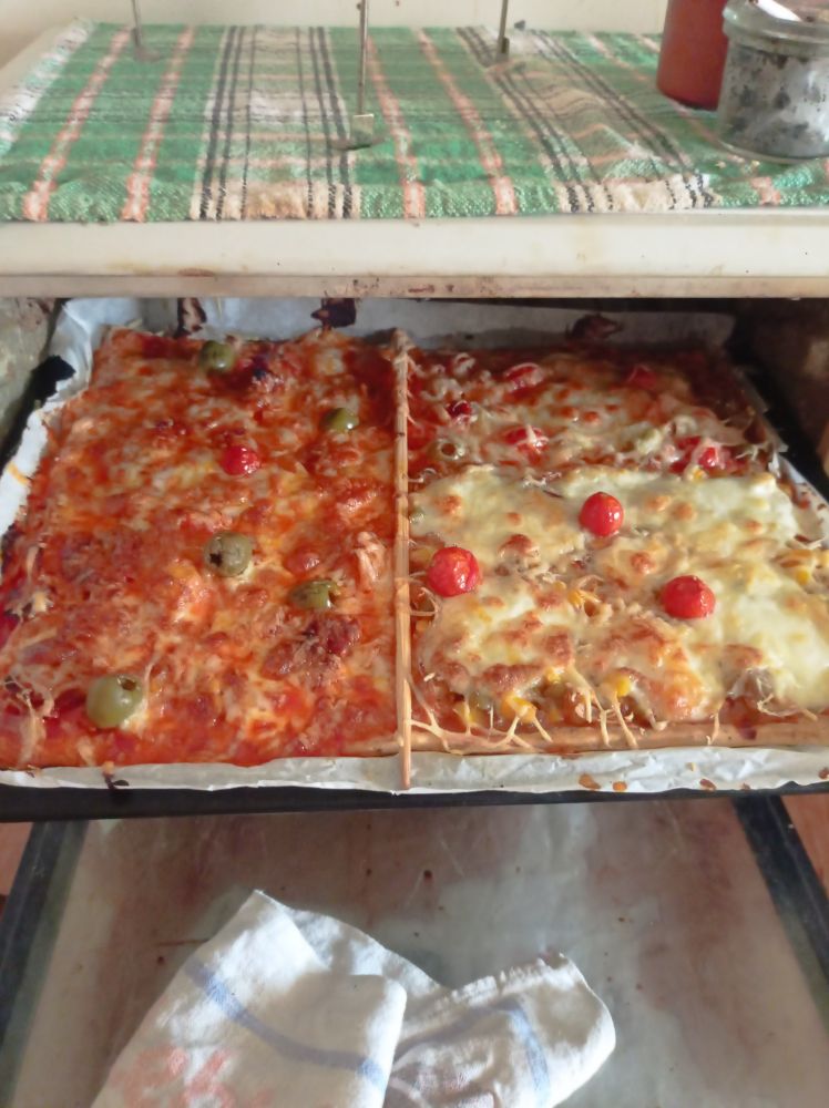 Une pizza découpé en deux avec 