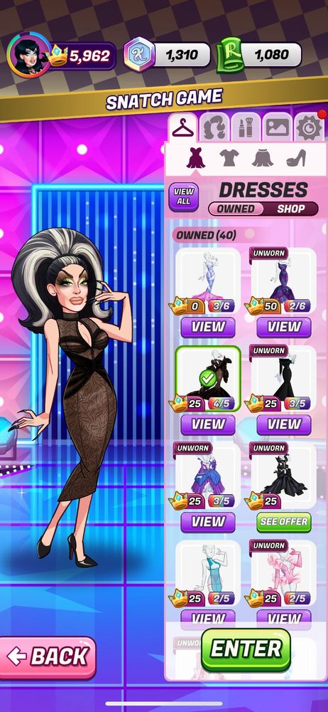 RuPaul's Drag Race Match Queenのルックコンテスト画面
私のアバターは黒のドレスとハイヒール、白と黒のと黒のストライプのウィッグを身につけている