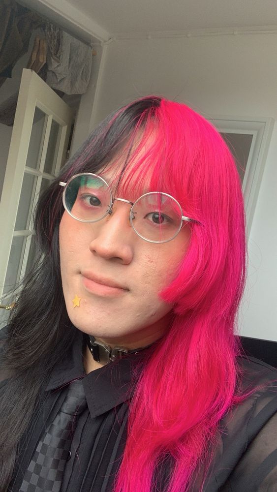 私の自撮り、髪色が黒とマゼンタのスプリットカラー