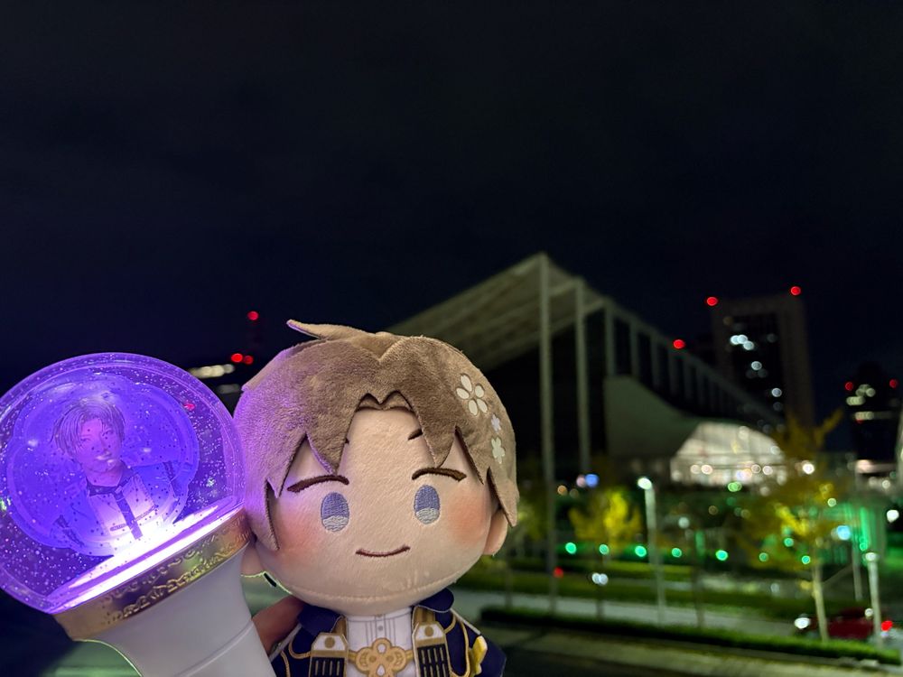 Wanpaku and penlight for Heshikiri Hasebe held up before the Makuhari Messe International Exhibtion Halls 9-11.