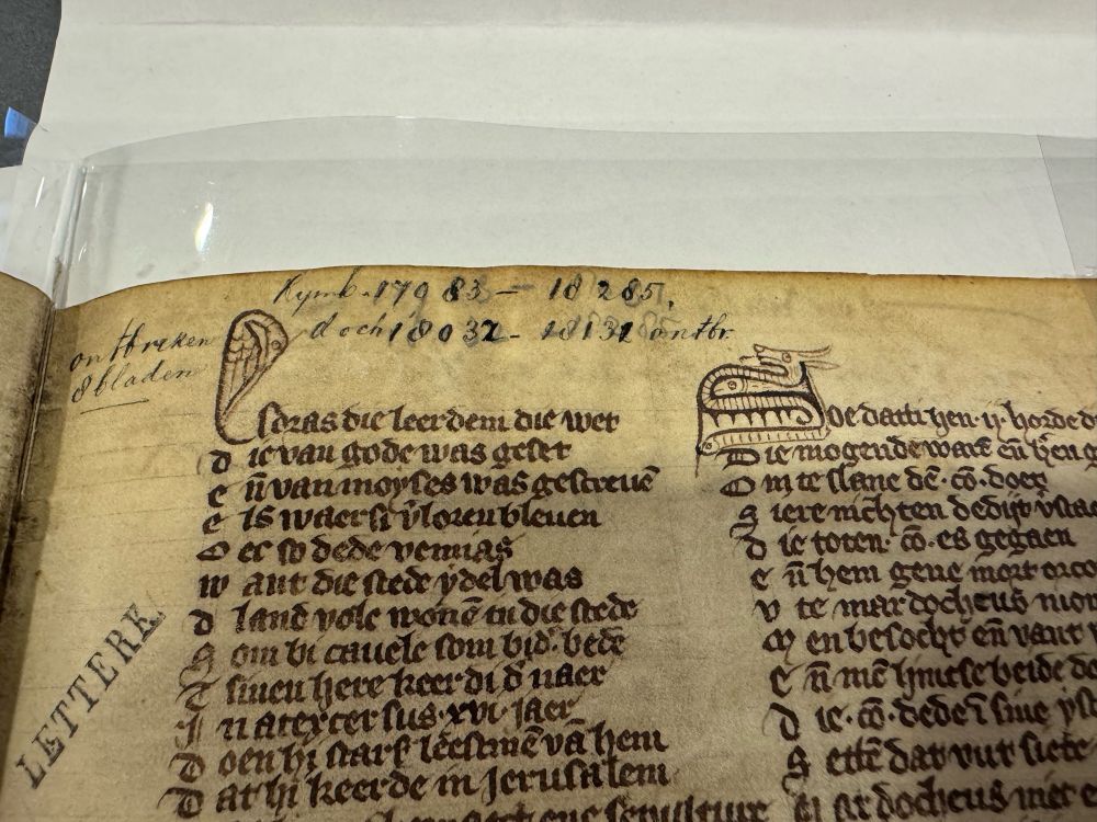 A close-up of one page from LTK 1205: two columns of text, each of which has a big, illustrated initial. One of them is a bird of some kind, the other a snake or dragon. 