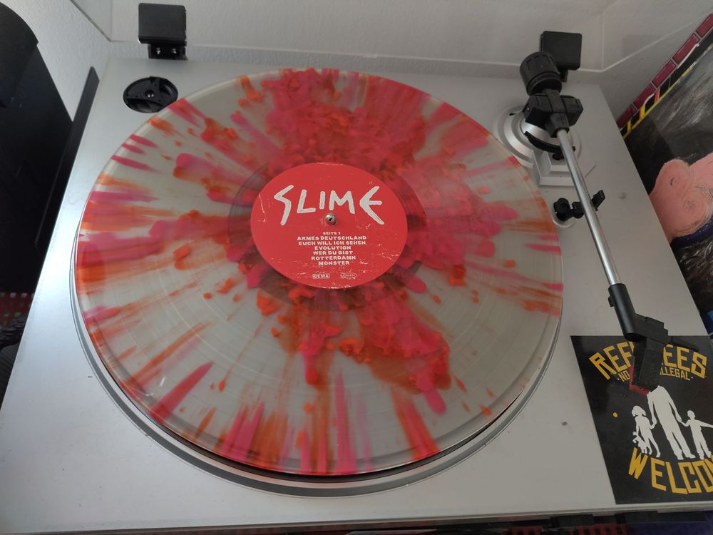die Platte auf dem Plattenspieler. durchsichtiges Vinyl, mit roten Streifen. sieht sehr gut aus