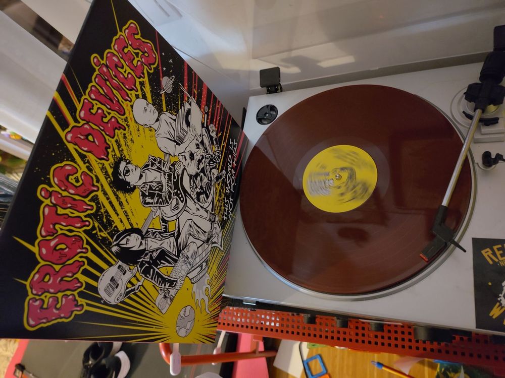 left side the cover, in the middle the spinning record in brown red vinyl