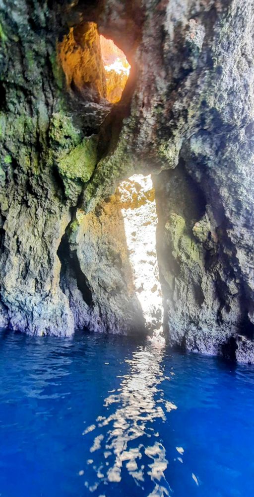 Farbaufnahme in einer Grotte am Atlantik. Viele Lichtreflexe, blaues Wasser.