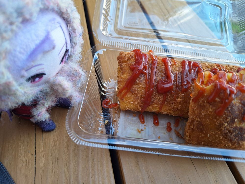 インドネシアの揚げ物「リソル」を見つめる、にじさんじ所属ライバー、壱百満天原サロメのにじぱぺっと。
リソルにはケチャップがかかっている。
サロメぱぺはボンネットを被っている。