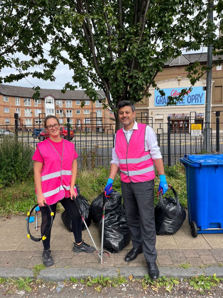 Dr Zubir Ahmed litter picking in Kinning Park with the NaeTrash group
