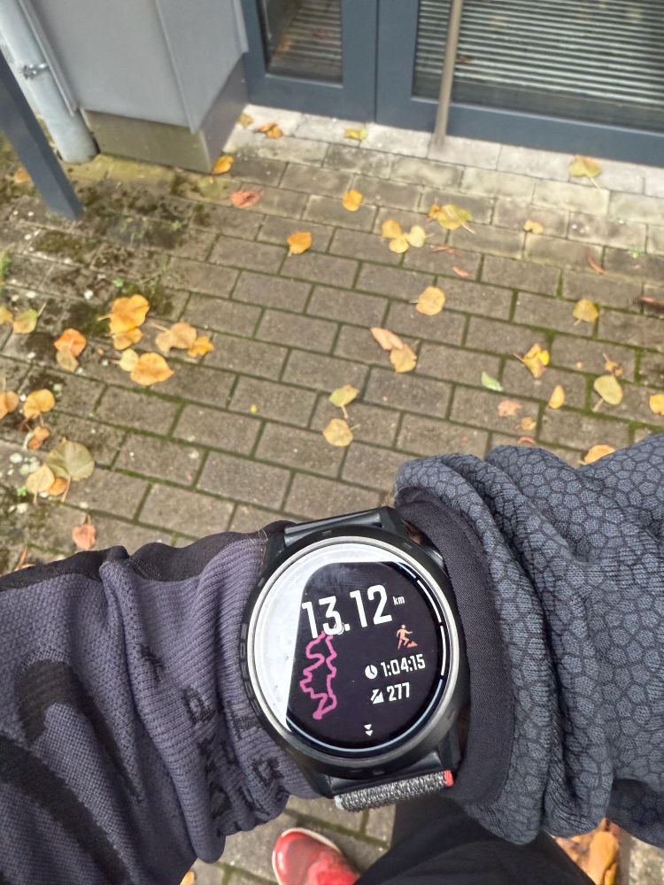 Sportuhr die eine Lauf zusammenfassung zeigt. 
Kilometer anzahl 13,12 
