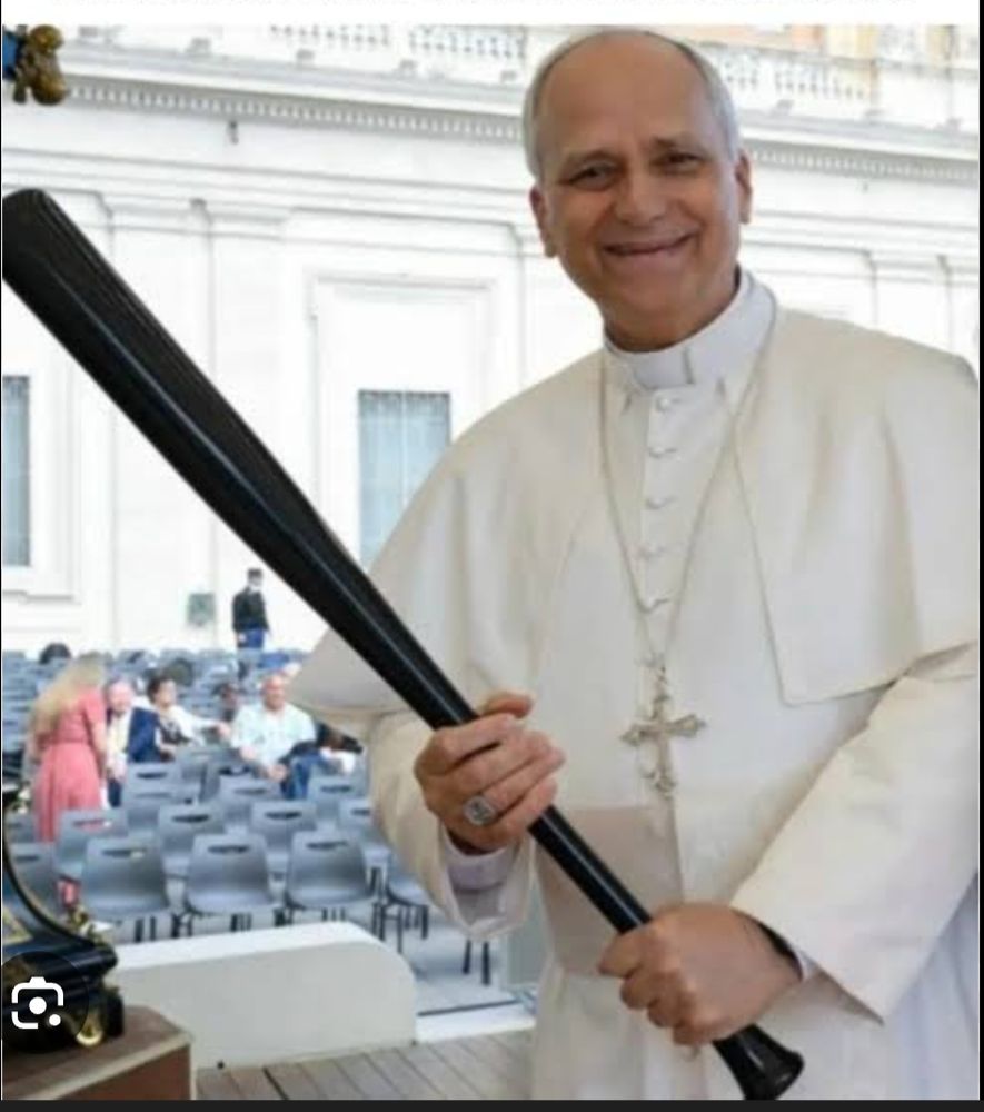 Papa de roupa branca em local aberto segurando um taco de beisebol