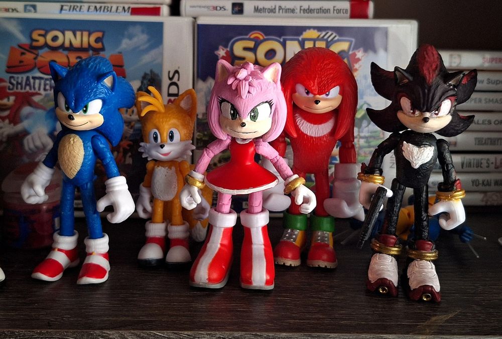 Custom Amy Rose figure, based (loosely) on her movie design.