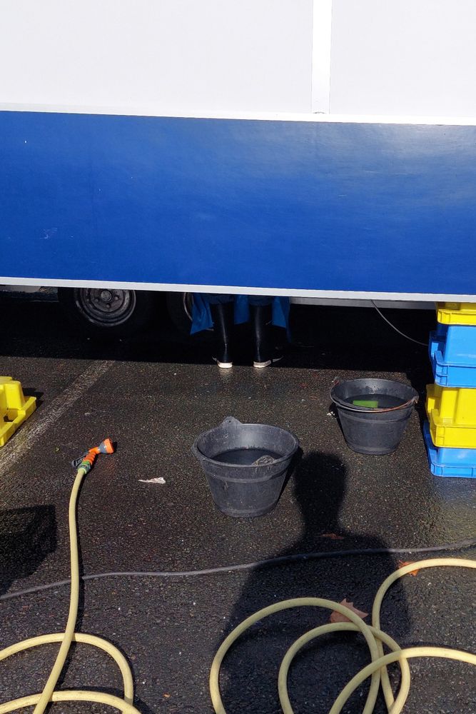 Les bottes d'un poissonnier dans l'ombre.