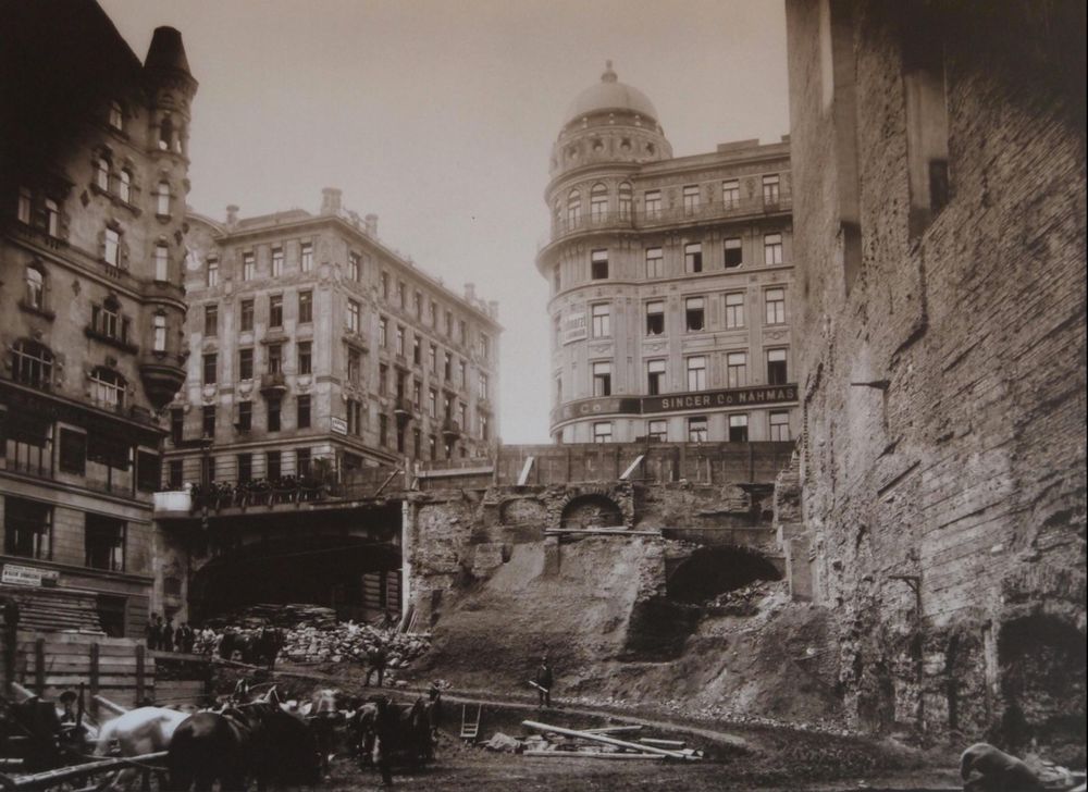 Schwarz-Weiß-Foto aus 1906, mit Draufsicht, im Vordergrund eine Baustelle mit Pferdefuhrwerk und Schaulustigen.