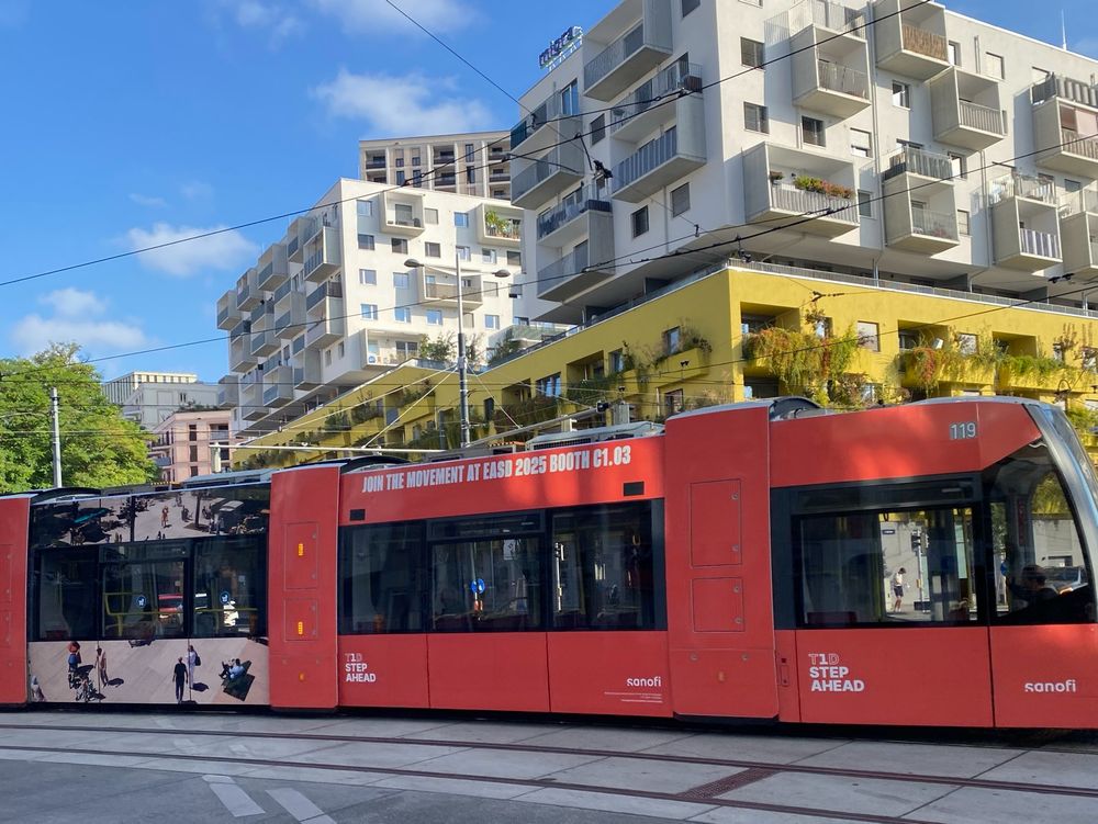 Straßenbahn mit Werbung einer Pharmazeutischen Firma 