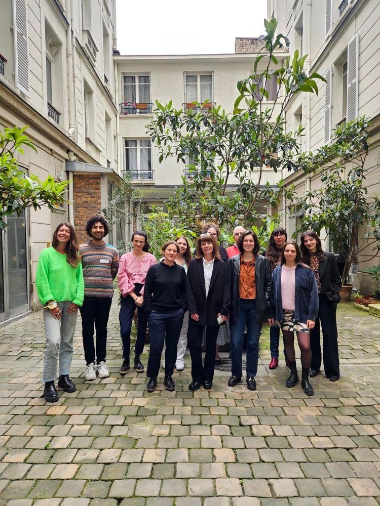 Les membres du jury de Jeunes Reporters pour l'environnement réunis dans le cour arborée de l'association Teragir