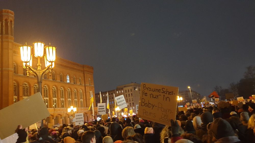 Bild zeigt eine Demo gegen die AfD vorm Roten Rathaus in Berlin