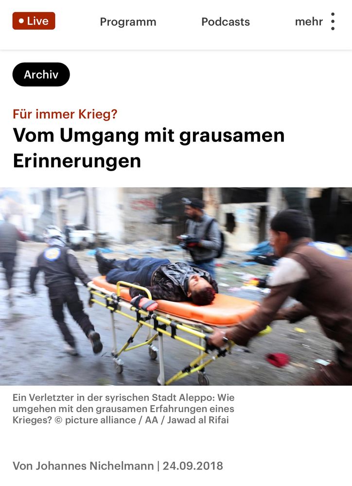 Der Text über einem Foto eines Transports eines Kriegsverletzten lautet: „Für immer Krieg?
Vom Umgang mit grausamen
Erinnerungen
Ein Verletzter in der syrischen Stadt Aleppo: Wie umgehen mit den grausamen Erfahrungen eines Krieges? © picture alliance / AA / Jawad al Rifai“
