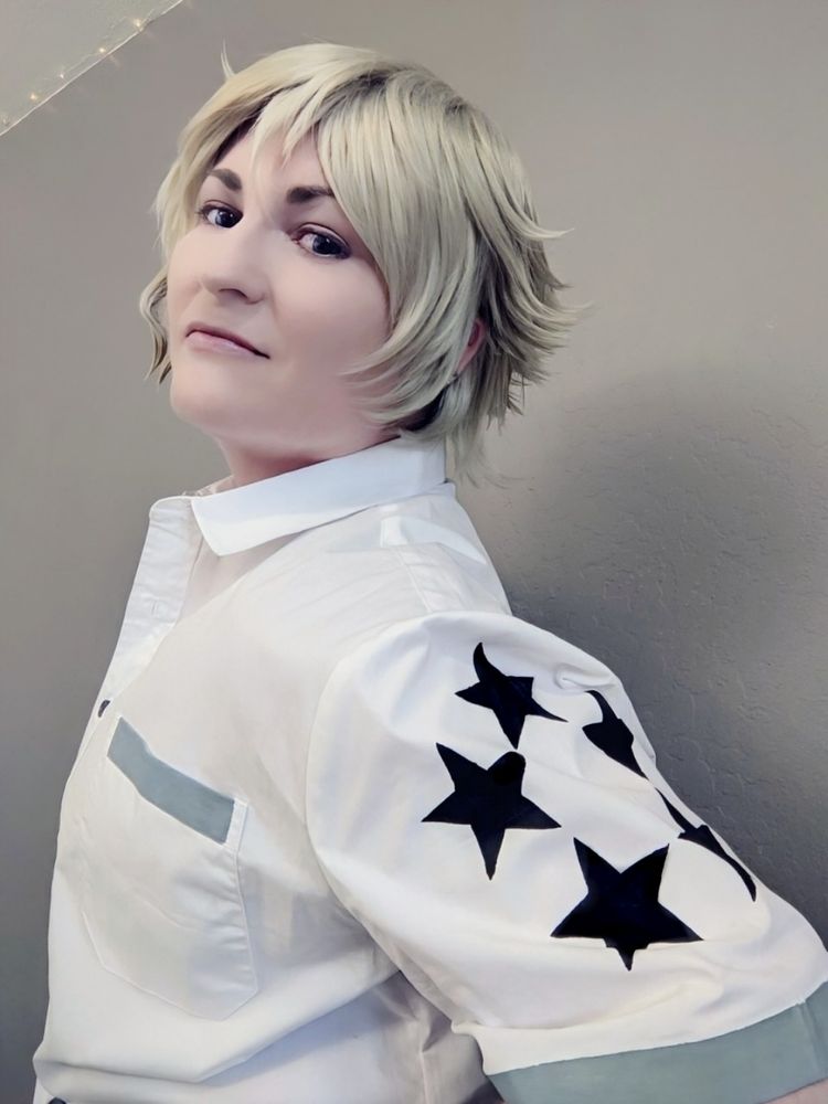 Joshua Kiryu cosplay from NEO TWEWY from the bust up, turned to gaze smugly at the viewer 