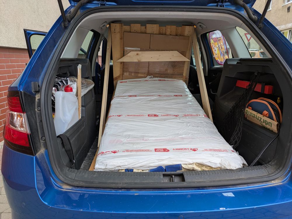 Půlpaleta s HDF deskami narvaná naležato do kufru Fabie