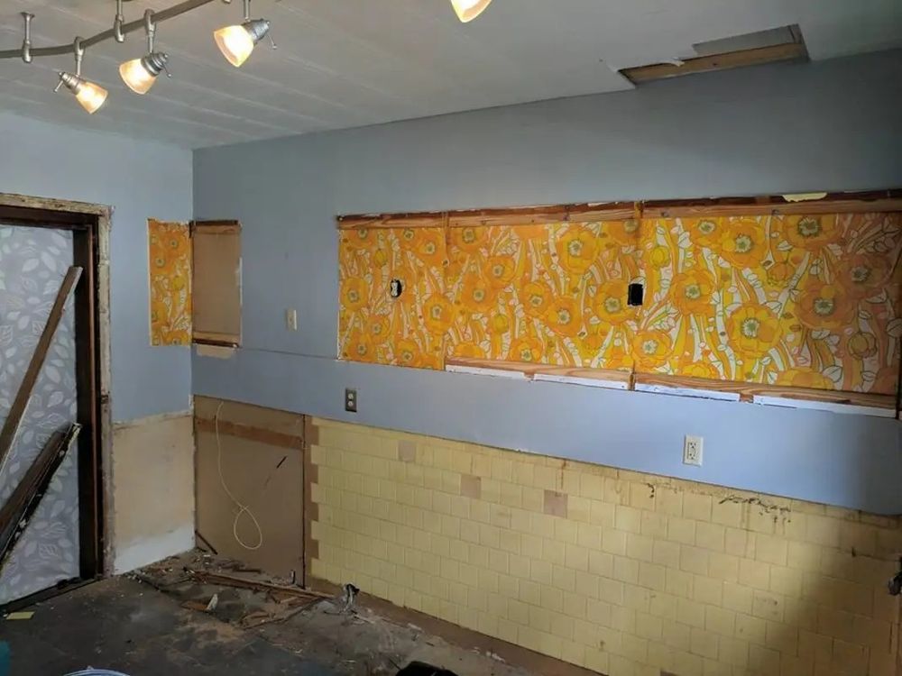 Vinyl wallpaper with orange flowers.