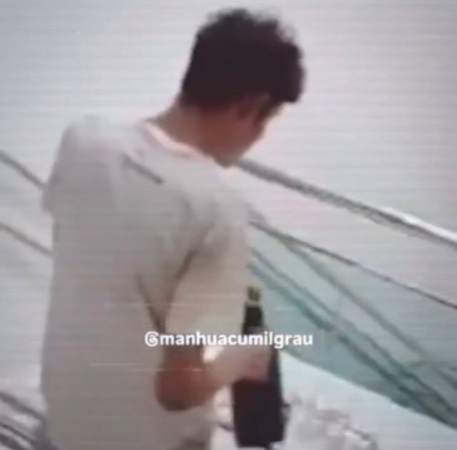 Imagem do ladrao de banco pegando a garrafa de café no meio da tentativa de assalto