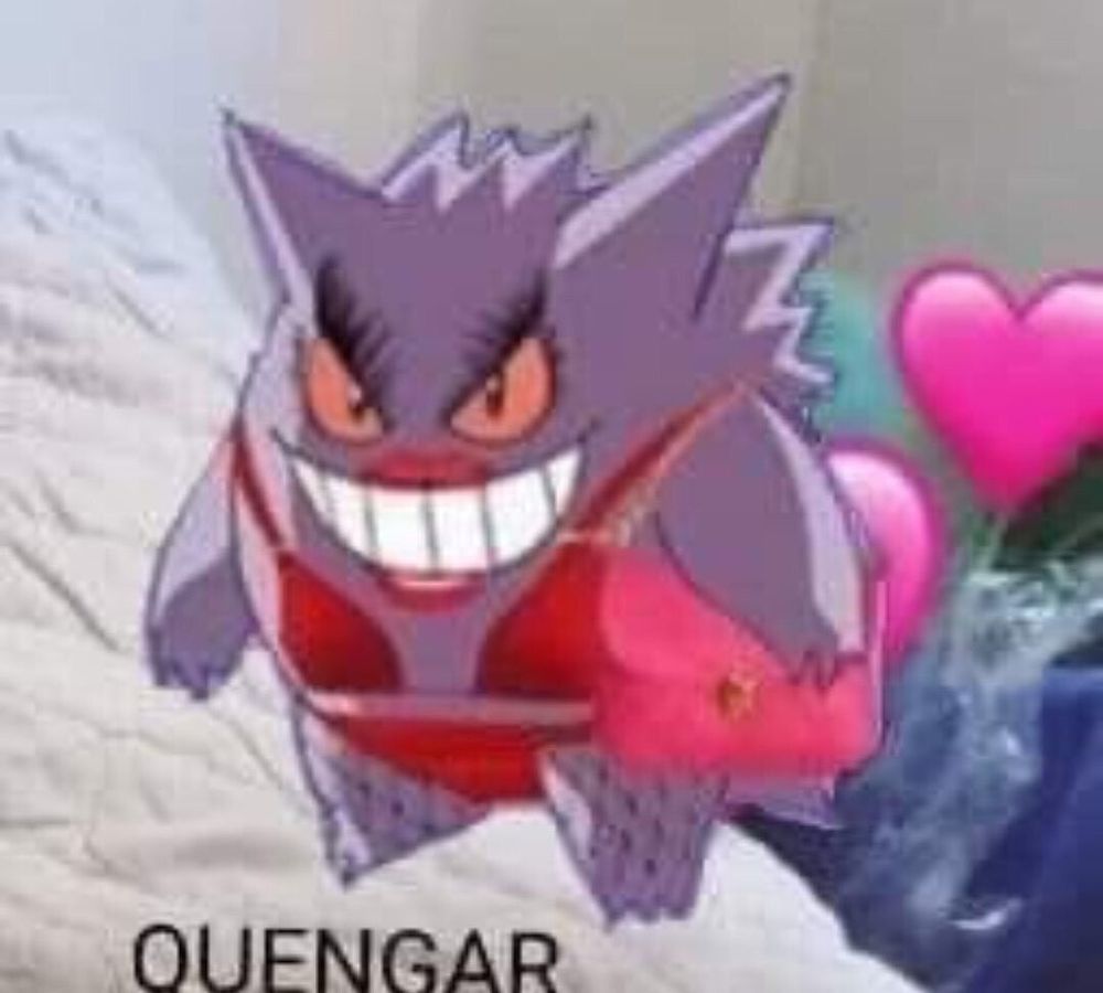 Pokémon Guengar de calcinha e sutiã vermelhos, bolsa e cílios postiços 