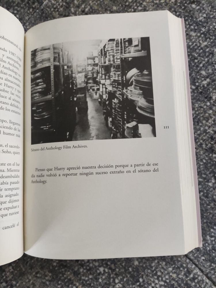 Una de las muchas imágenes que acompañan el texto. Sótano del Anthology Film Archives.