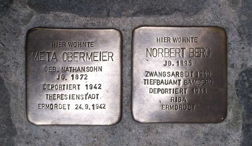 sehr versteckte Stolpersteine für Meta Obermeier und Norbert Berg am Grünen Martk in Bamberg