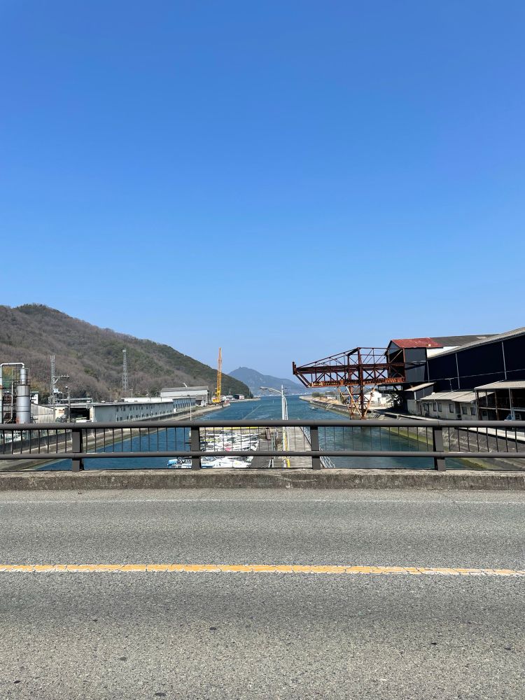 因島の景色　橋からみた川