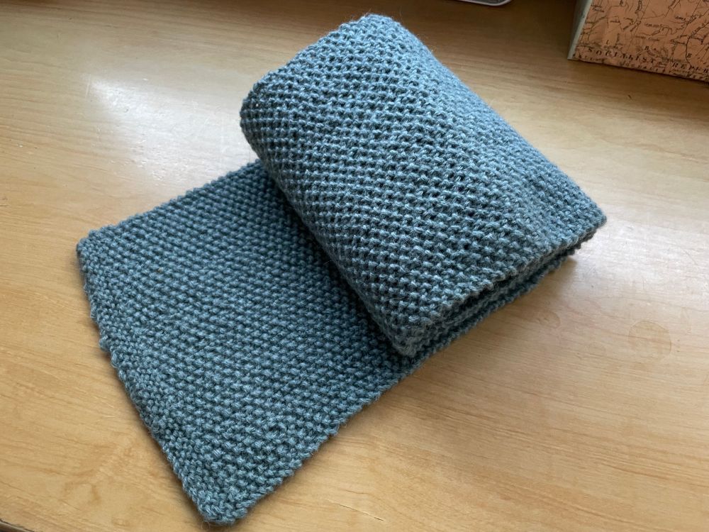 かのこ編みのマフラー。くすんだブルー