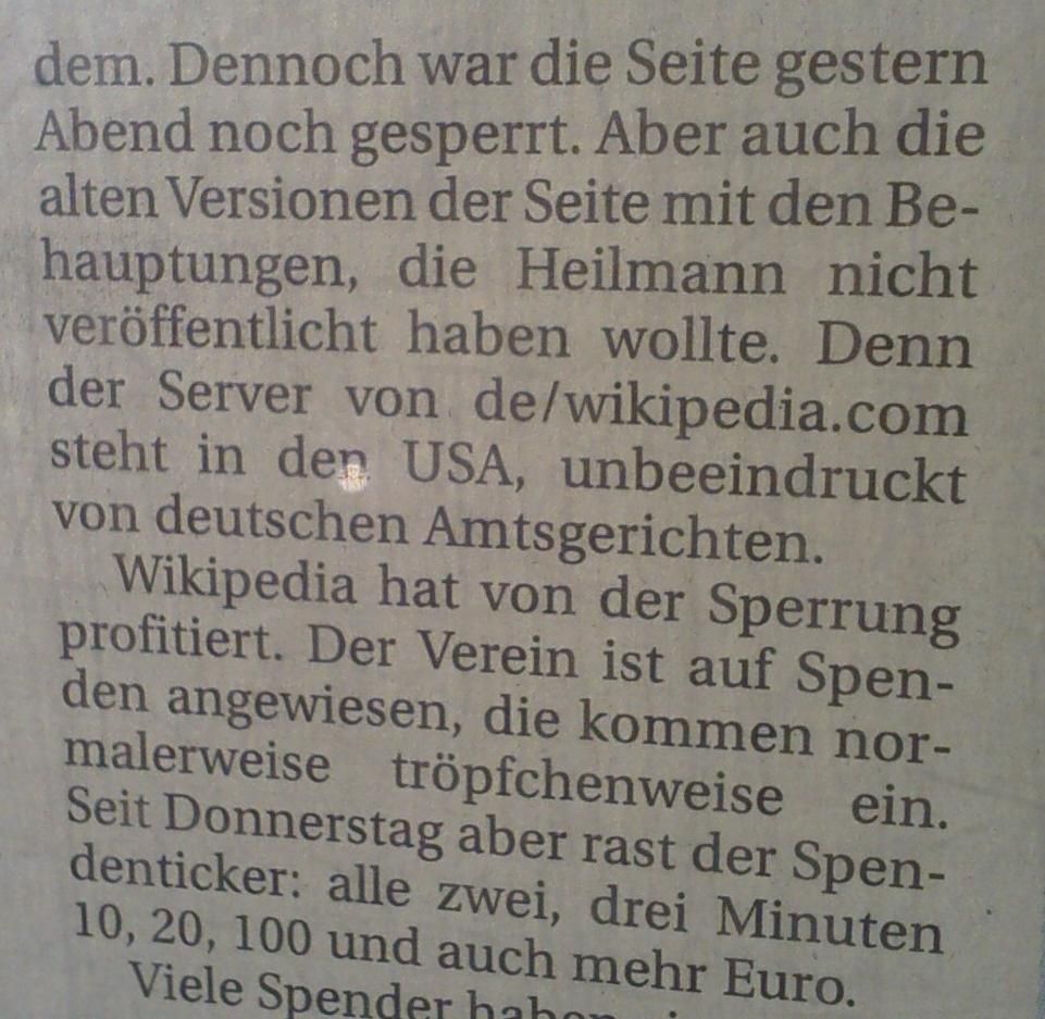 Ausschnitt eines Zeitungsartikels von 2008. Zitat: „Denn der Server von de/wikipedia.com steht in den USA, unbeeindruckt von deutschen Amtsgerichten“