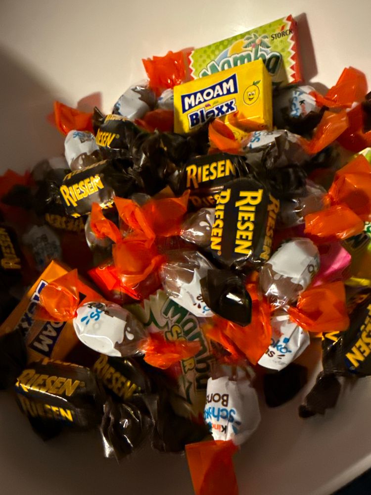 Schüssel mit einer Auswahl an Süßigkeiten für Halloween 