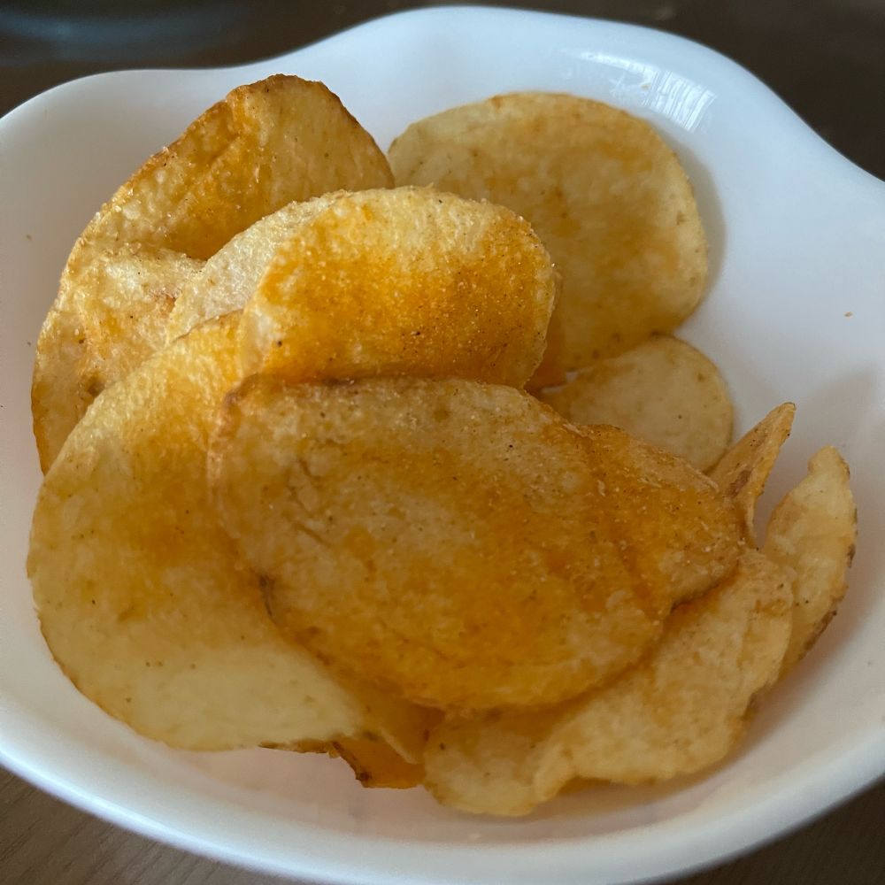 白いボールに入れた冷凍室でキンキンに冷やしたポテチ。やめられないおやつ。