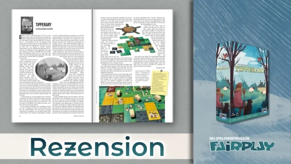 Das Beitragsbild zum verlinkten Artikel. Links das aufgeschlagene Heft mit dem Artikel aus der Fairplay Nr. 145. Rechts das Cover vom Spiel. Unten der Text "Rezension" und daneben das Fairplay-Logo.
