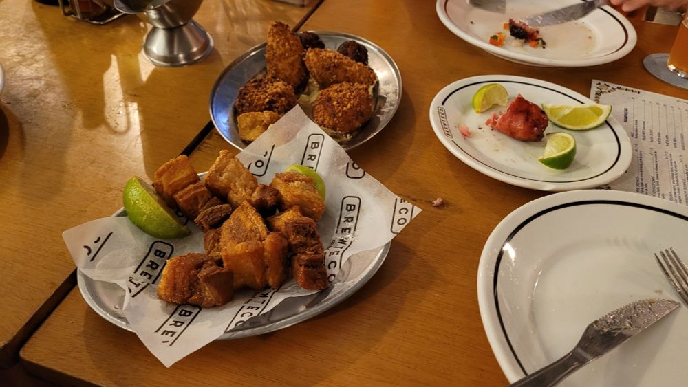 Porções de torresmo,  petiscos e linguiça calabresa