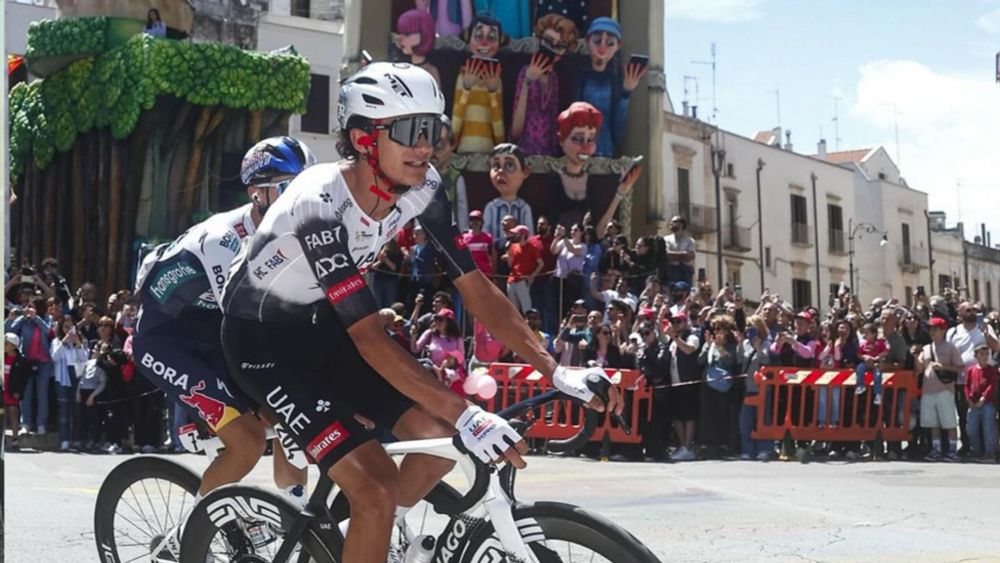 El ciclista mexicano Isaac del Toro deslumbra en el Giro de Italia: es quinto general y gana cuatro segundos de compensación en el novedoso ‘kilómetro Red Bull’