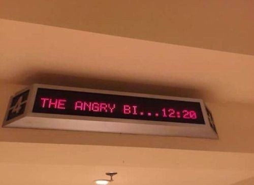 painel digital numa parede escrito "the angry bi...... 12:20"