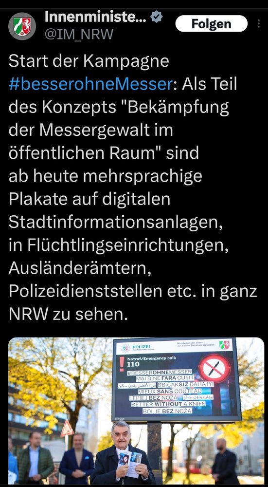 Herbert Reul Innenminister von NRW vor einem Plakat mit den Worten " Besser ohne Messer".
Dies ist in mehreren Sprachen zu lesen.