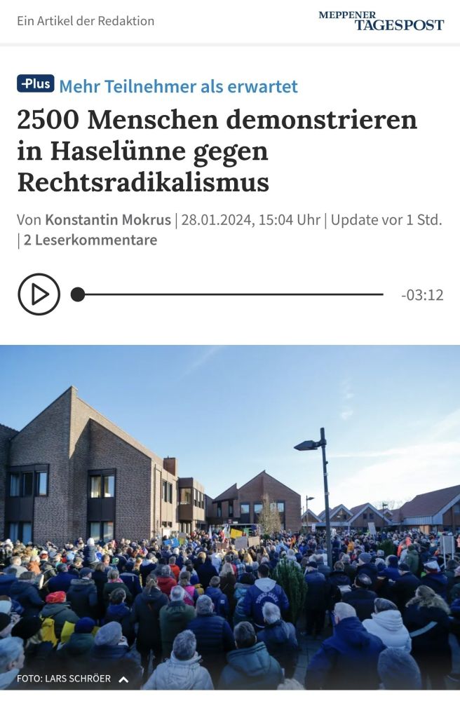 Bild von ca.2500 Menschen vor dem Rathaus in Haselünne die gegen Rechtsradikalismus demonstrieren.