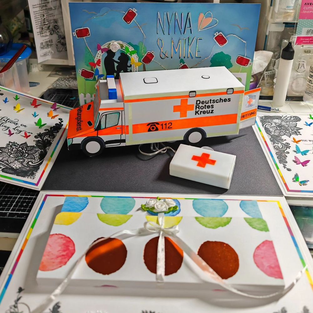 Die Box noch einmal bei Tageslicht. Im vorderen Bereich ist die Frontseite der Box von innen zu sehen. Eingeklebt ist eine Schachtel in welcher sich die persönliche Hochzeitskarte für das Paar befindet.