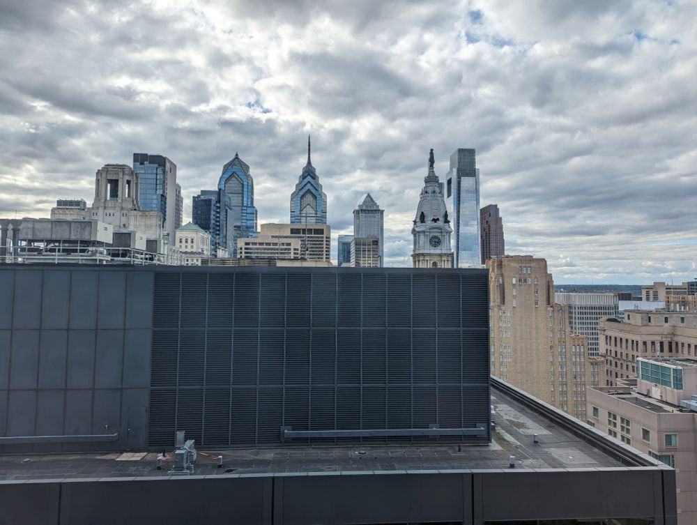 Cacumines aedificium Philadelphiae a fenestra videntur