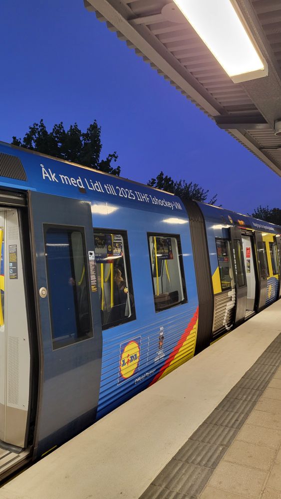 Ett tunnelbanetåg i Stockholms tunnelbana, täckt i reklam från Lidl. 