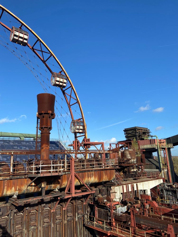 Bild der Kokerei Zollverein mit Riesenrad vor blauem Himmel
