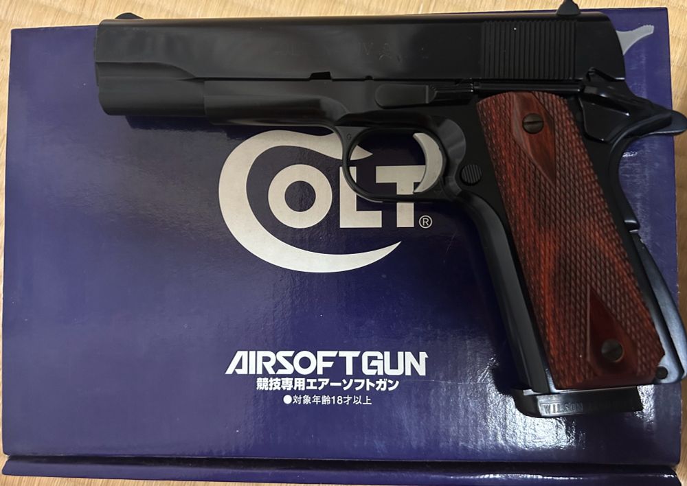 ウエスタンアームズ コルトMkⅣ シリーズ80
マガジンはウィルソンコンバット、本体ブルーイングは前所有者による再処理