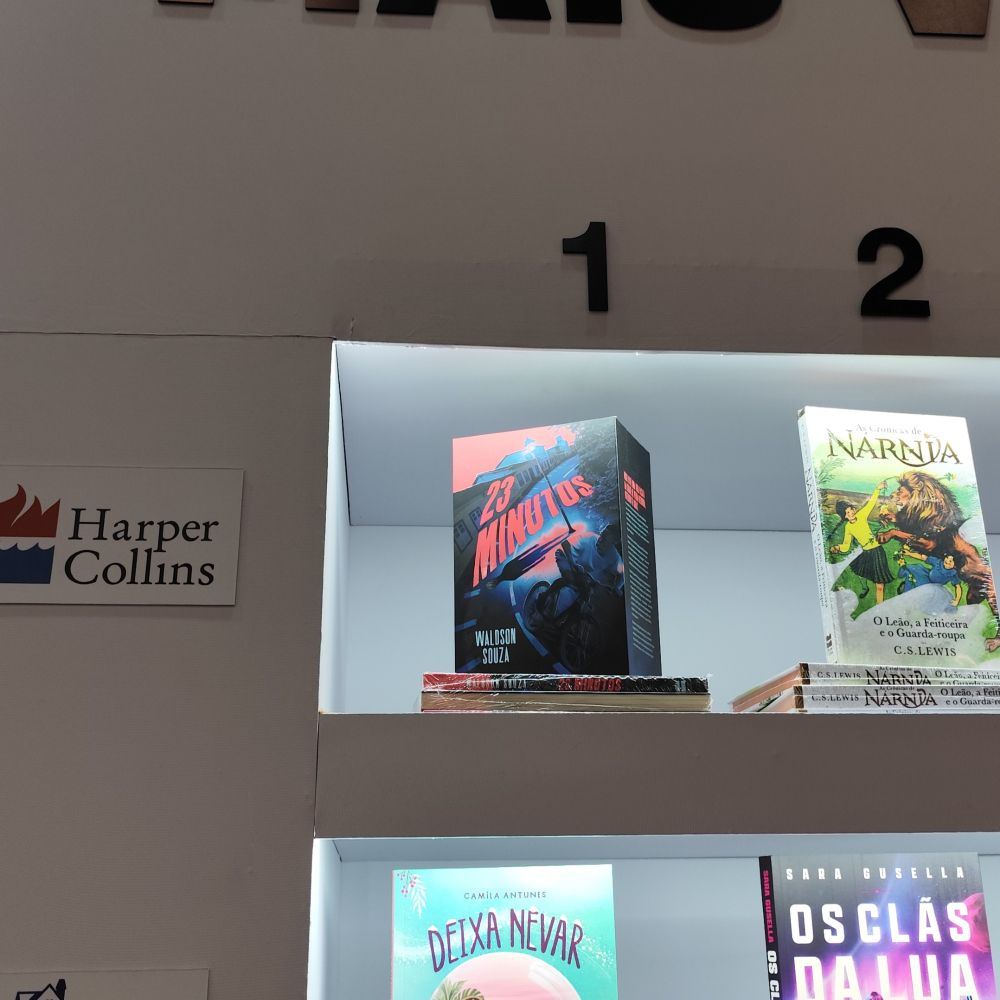 Imagem de uma estante da HarperCollins mostrando que 23 Minutos em primeiro lugar.