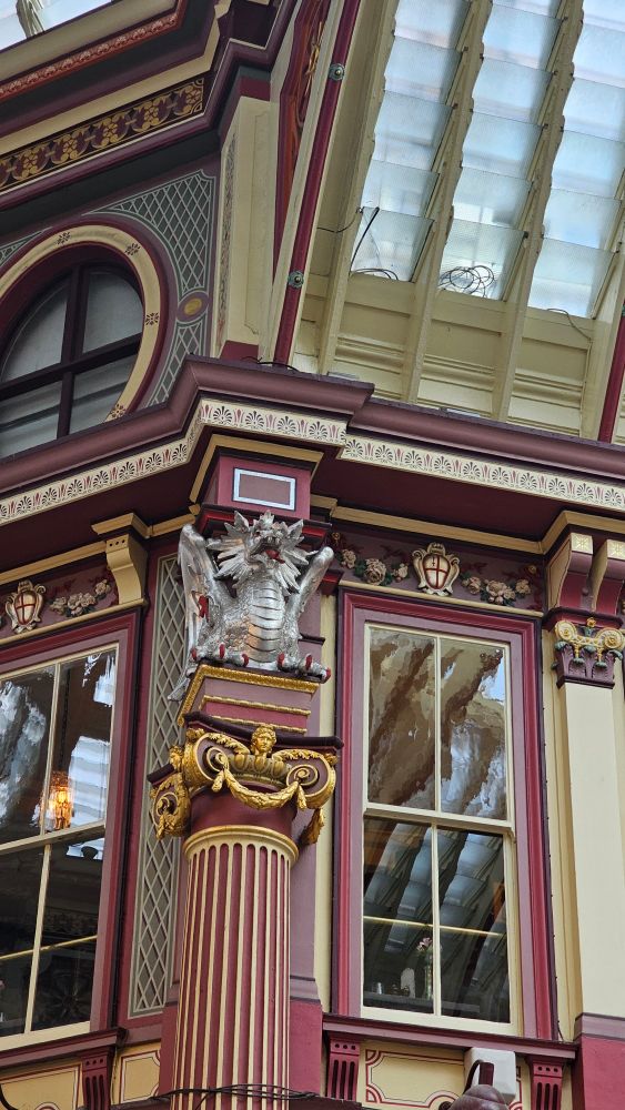A column topped by a crown and silver dragon.