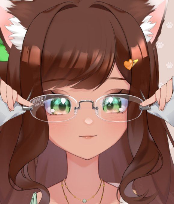 lovivt prend un air sérieux avec ses lunettes