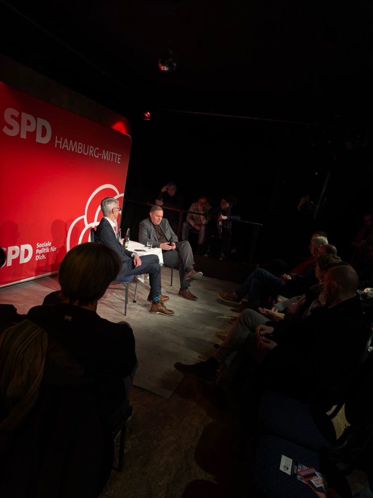 Carsten Brosda und Hansjörg Schmit auf einer Theaterbühne