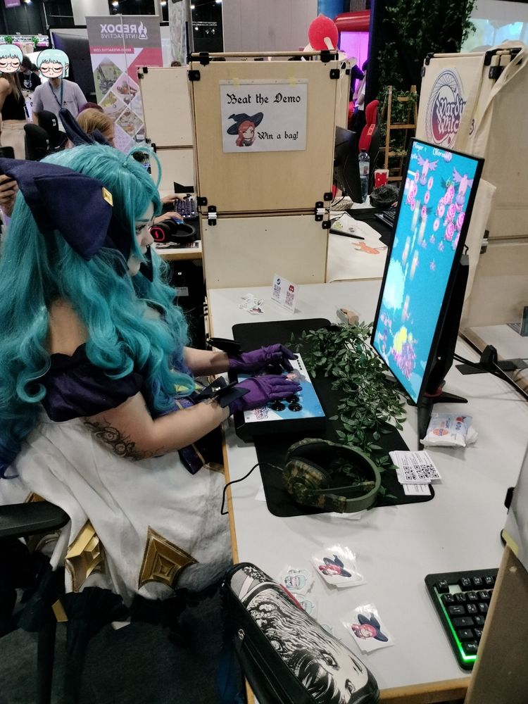 Gwen Cosplayer plays Warding Witches