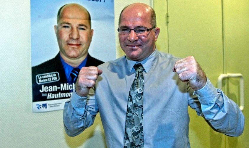 Jean-Michel Moulun devant son affiche aux élections 